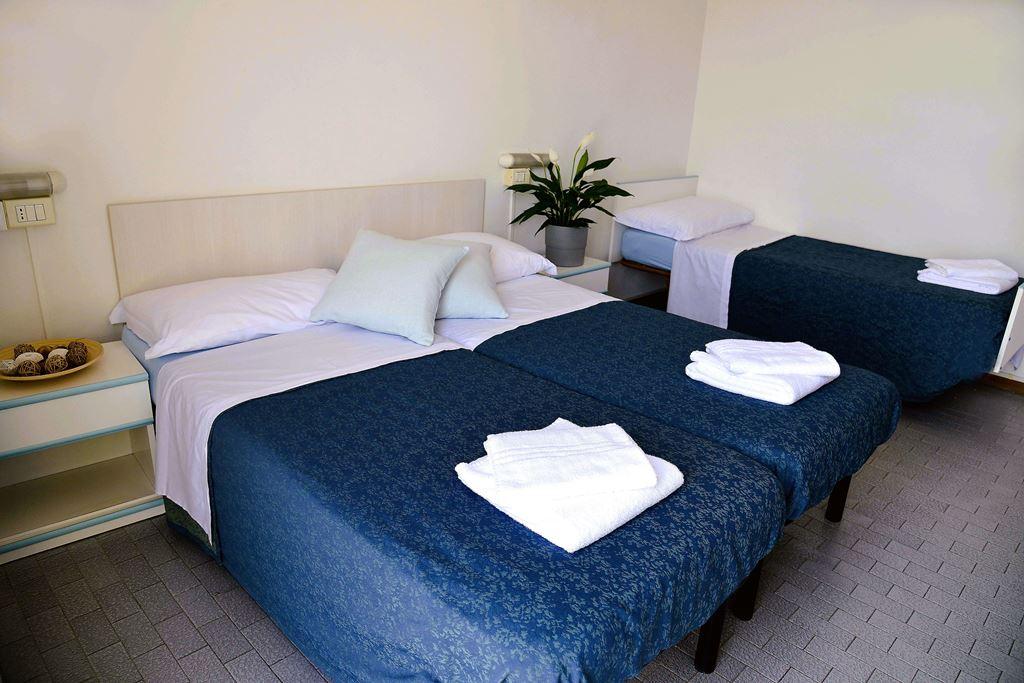 Pokoj s možností přistýlky, hotel Lima, Lido di Savio, Itálie,