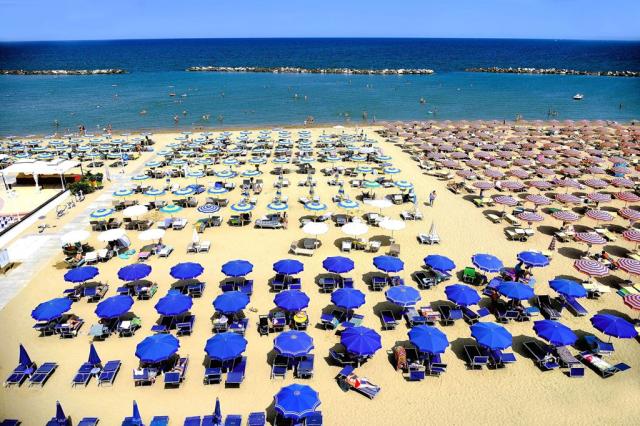 Pláž u hotelu Lima, Lido di Savio, Itálie, CK