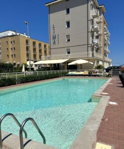 CK CK, bazén  u hotelu Lima