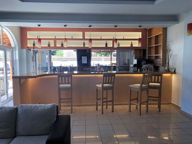 Bar, hotel Silver Beach, Roda, Korfu, Řecko, CK