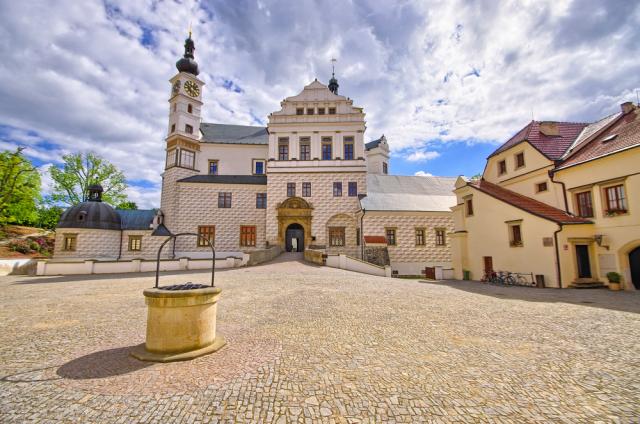 CK CK, Kladruby a Pardubice, Pardubice -zámek - vstup
