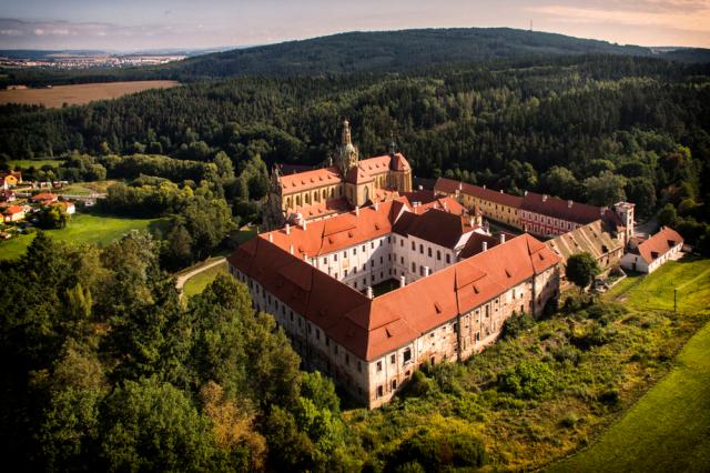 CK CK, Kladruby a Pardubice, Kladruby - klášter  - pohled z výš