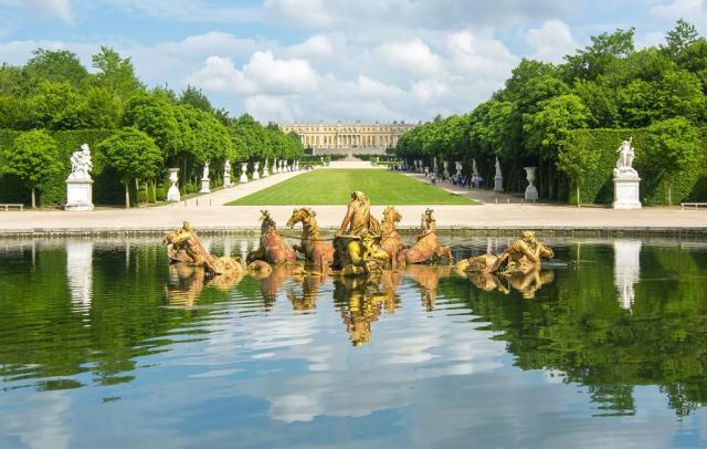 Fontána Apollo v zahradách Versailles, Paříž, Francie