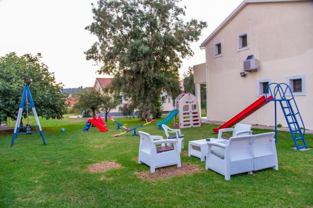 Dětské hřiště v hotelu Monika, Sidari, Korfu, Řecko, CK