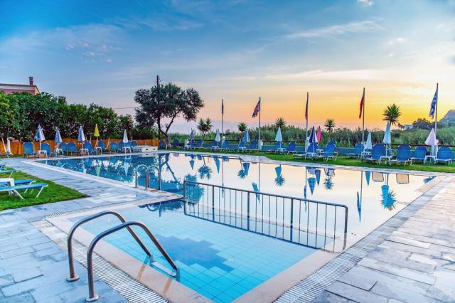 Hotel Monika a bazén s lehátky, Sidari, Korfu, Řecko, CK