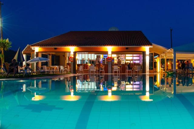 Bazén a restaurace v hotelu Monika, Sidari, Korfu, Řecko, CK
