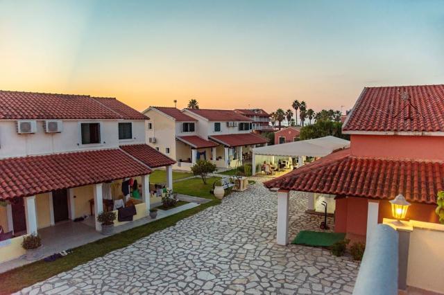Hotel Monika se skládá z komplexů budov, Sidari, Korfu, Řecko, 