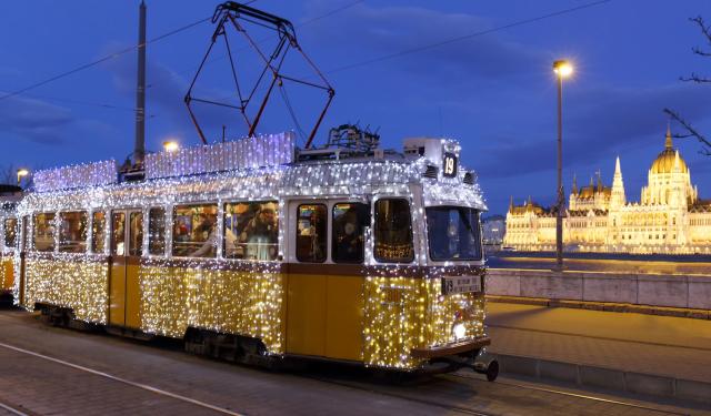 Adventní Budapešť   vánoční tramvaj