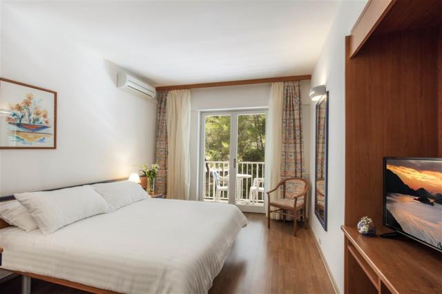 Comfort_Double_Room_With_Balcony_S2BP_2.jpg