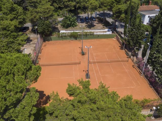 Tennis_courts_2.jpg