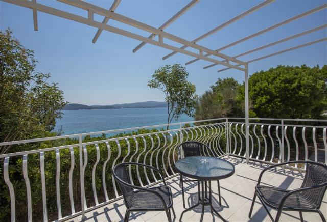 Family_Room_With_Seaside_Balcony_S2FM_1.jpg