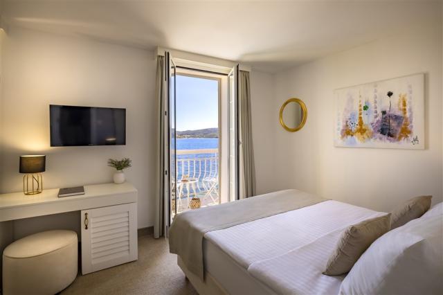 Superior_Double_Room_With_Seaview_Balcony_S2BS_3.jpg