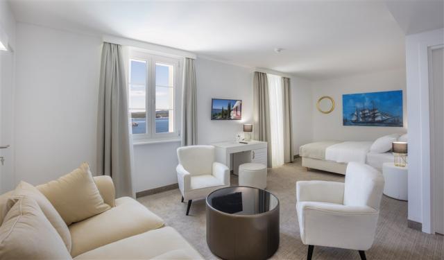 Superior_Junior_Suite_With_Seaview_Balcony_HA2JBS_2.jpg