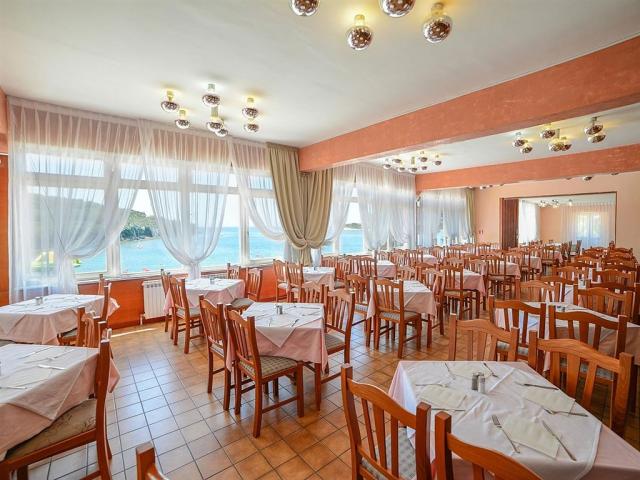 Restaurant 2_XL.jpg