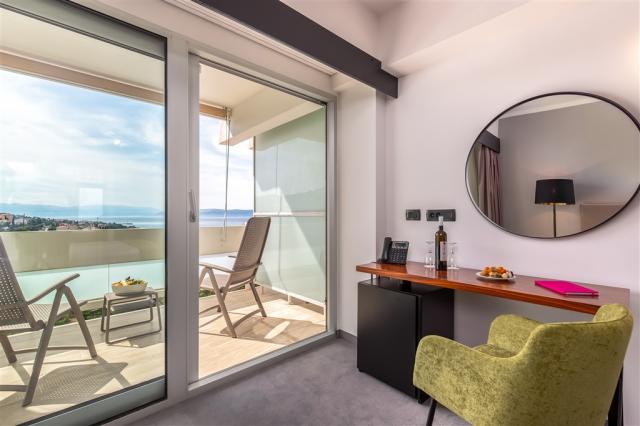 Superior twin room sea side, balcony (1).jpg
