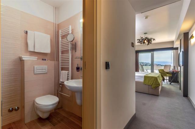 Superior twin room sea side, balcony (6).jpg