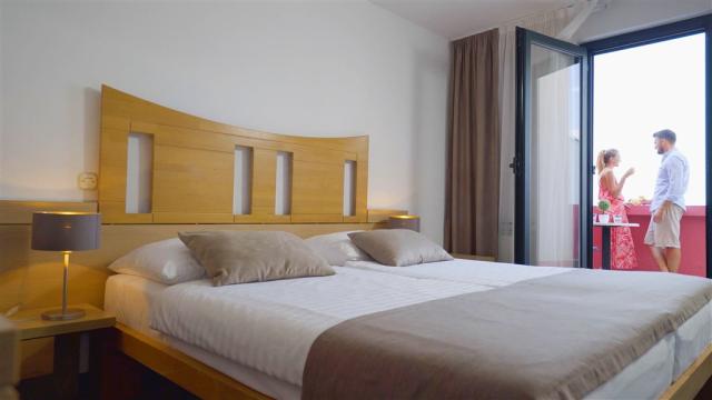 Superior_Double_Room_With_Seaside_Balcony_S2BM_1.jpg