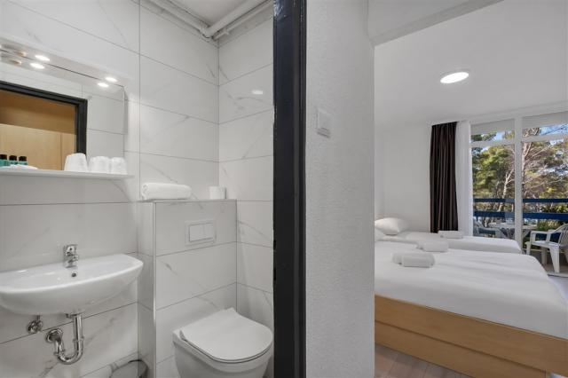 Standard double room with extra bed (3).jpg