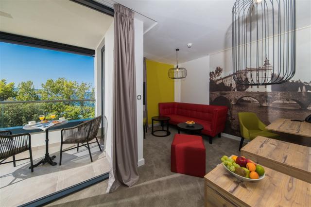 Premium double or twin room, balcony_hotel Esplanade (1).jpg