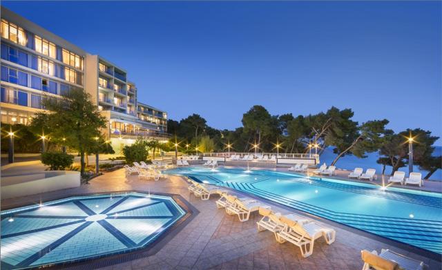 hotel_pool_(4).jpg