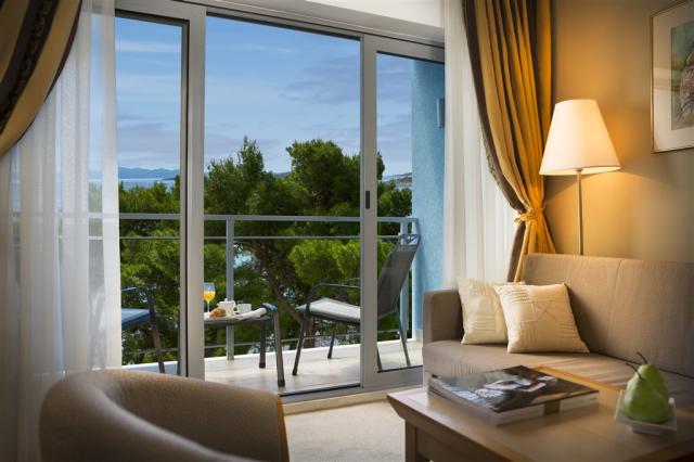 Superior_Junior_Suite_With_Seaside_Balcony_HA2M_2.jpg