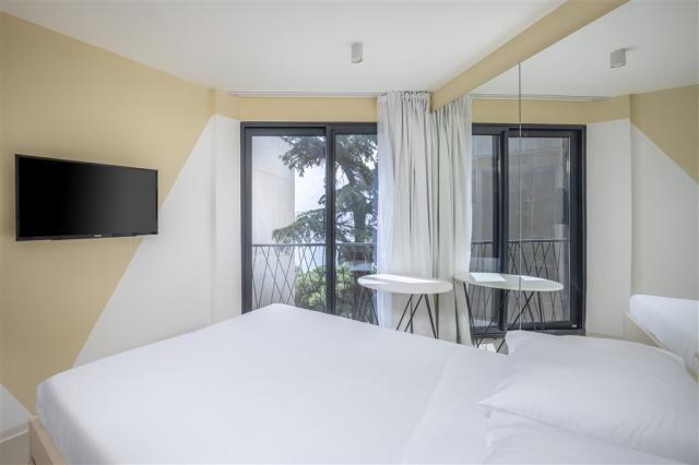 Standard doubletwin room with extra bed_annex Lisanj (1).jpg