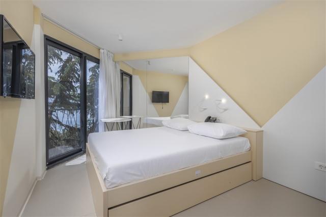 Standard doubletwin room with extra bed_annex Lisanj (4).jpg