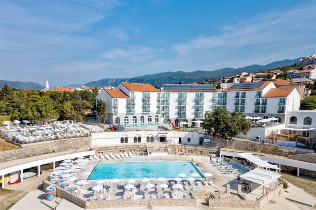 Exterior outdoor pool_hotel Lisanj (4).jpg