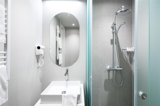 Bathroom_hotel Lisanj (4).jpg