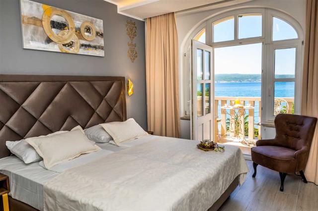 1675091754Deluxe-family-double_twin-sea-view-balcony-12.jpg