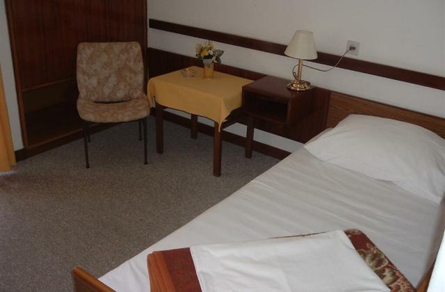 OMIŠALJ j-Depandance-Marina-i-Primorka-soba.jpg