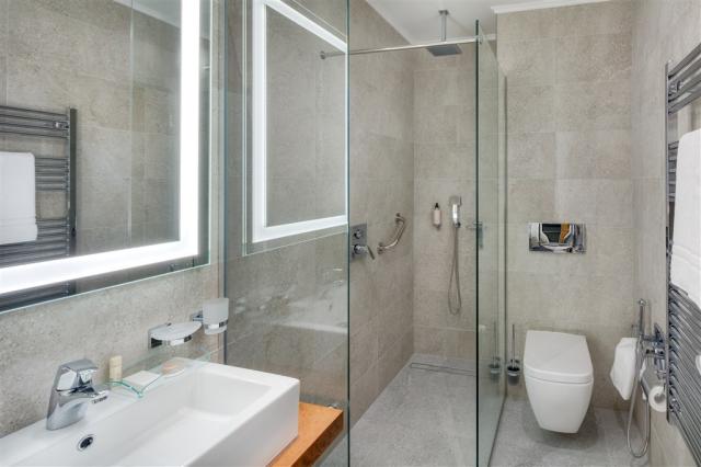 HOTEL HVEZDA_room_Hvezda_Premium_DBL_218_bath_16A1603.jpg