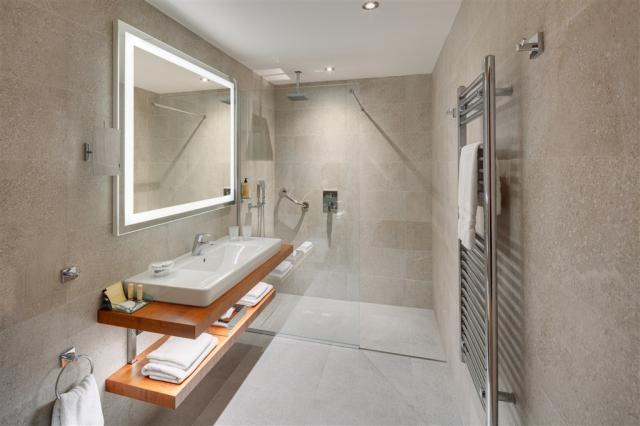 HOTEL HVEZDA_room_Imperial_Suite_0215_bath_16A5992.jpg