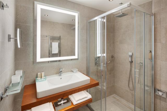 HOTEL HVEZDA_room_Imperial_Superior Plus_DBL_0204_bath_16A5964.