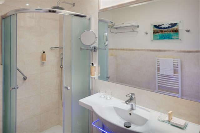 HOTEL HVEZDA_room_Imperial_Superior Plus_DBL_0302_bath_16A7038.