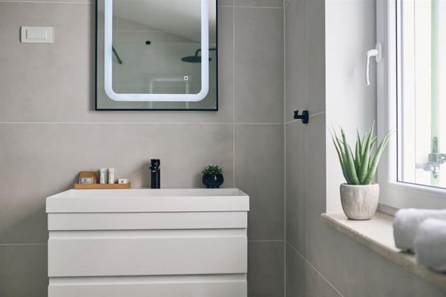 Malinska-Green-Apartments-Krk-Croatia-TB_Bathroom1_01app4+2B.jp