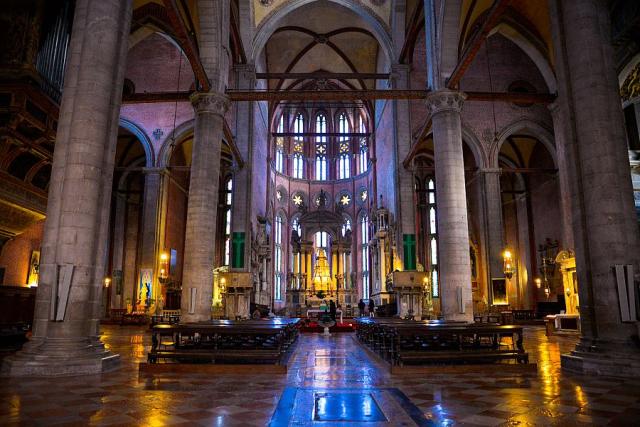Benatky_Santa_Maria_Gloriosa_dei_Frari_interier_1__Pavel_Spurek