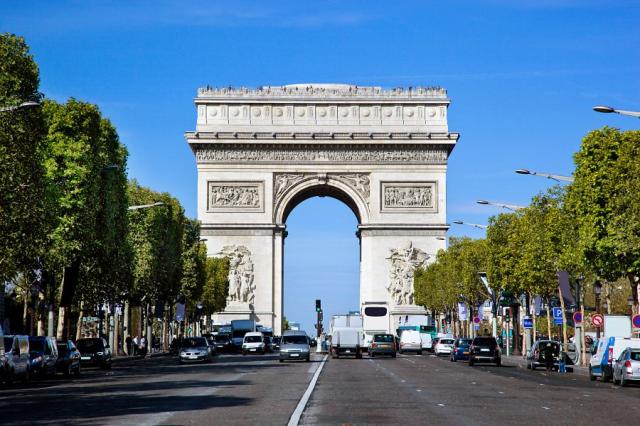 Champs Elysees a Vítězný oblouk