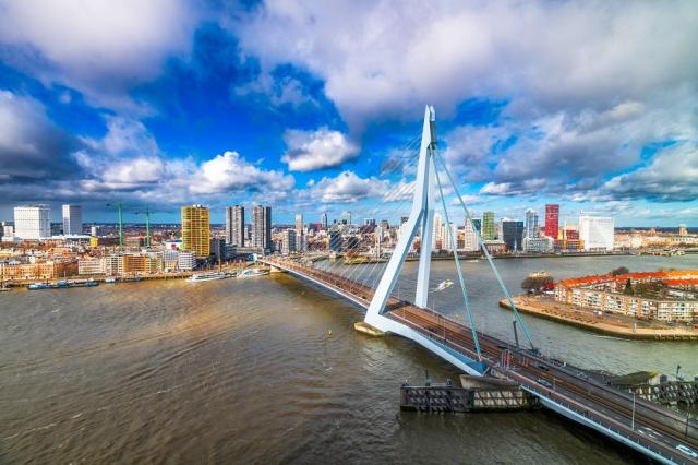 Pohled na jednu z dominant Rotterdamu - Erasmův most