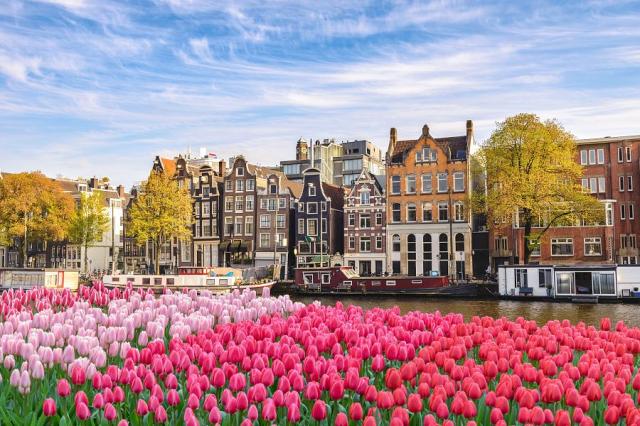Nábřeží v Amsterdamu s typickými domy