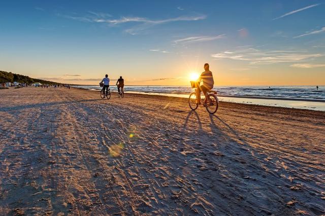 Západ slunce nad pláži u města Jurmala