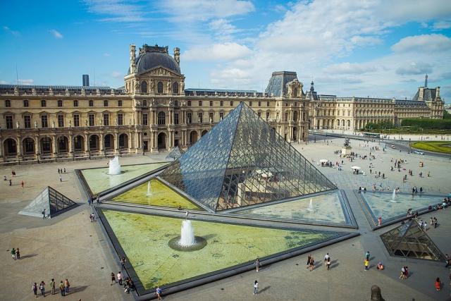 Pariz_Louvre__Pavel_Spurek.jpg