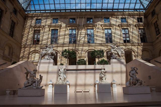 Pariz_Louvre_interier__Pavel_Spurek.jpg