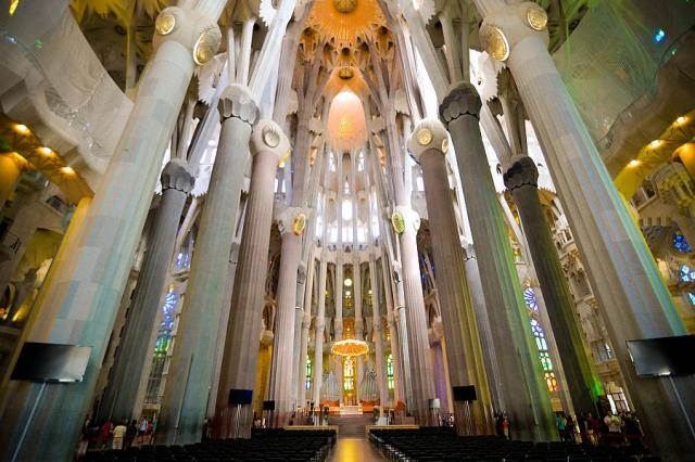 Barcelona_interier_Sagrada_Familia__Pavel_Spurek_2015.jpg