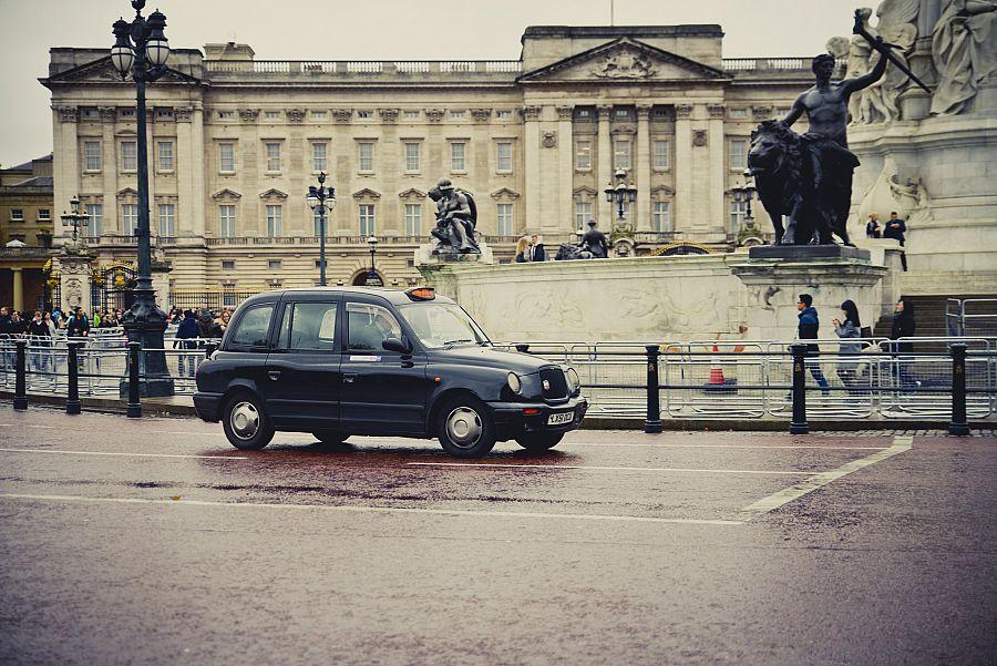 Londyn_cerny_taxik_Buckinghamsky_palac__foto_Pavel_Spurek.jpg