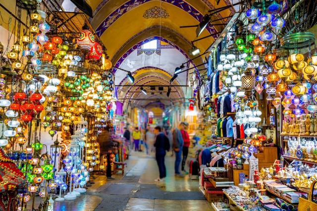 Istanbul_Velky_Bazar_ulicky_lampy.jpg