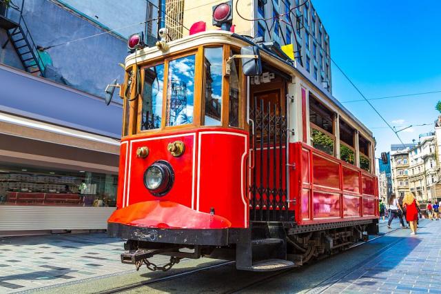 Istanbul_ctvrt_Taksim_retro_tramvaj.jpg
