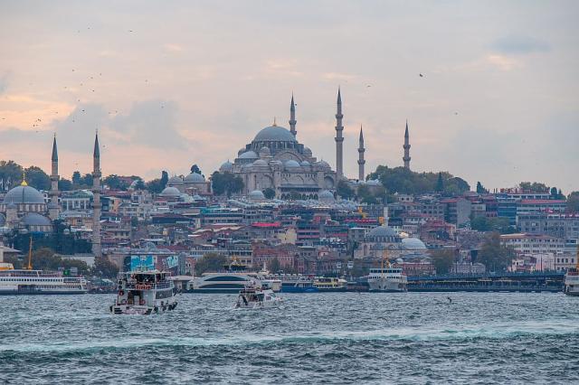 Plavba_lodi_po_Bosporu_16_Istanbul_Spurek.jpg