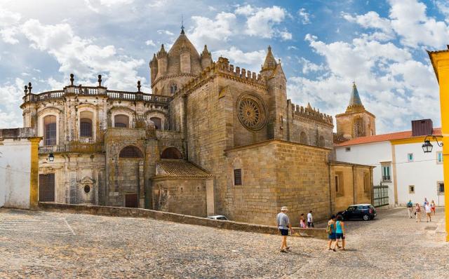 Évora