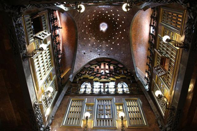 Barcelona_Palau_Guell_interier_Flickr_com_foto_Fred_Romero.jpg